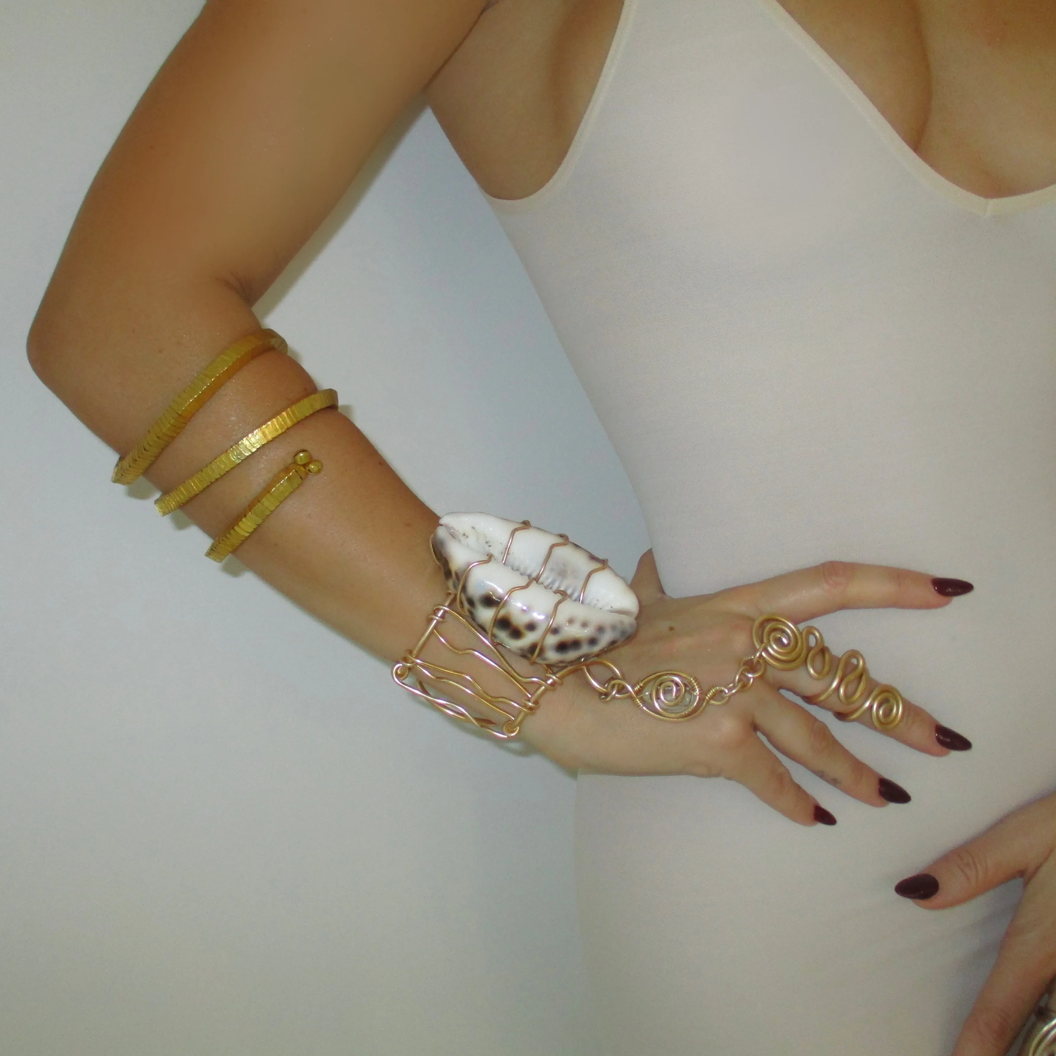 The Handmade Seashell Hand Chain - Image 5